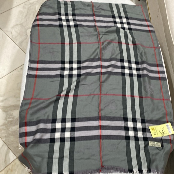 Burberry scarf π§£gray red black 100% cashmere made in Scotland 54β by 72β unisex - Picture 8 of 16